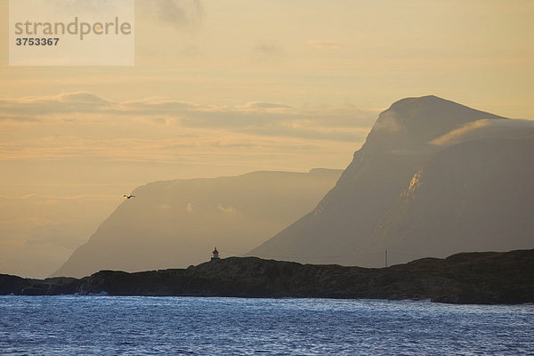 Blick von der Insel Runde aufs Meer bei Sonnenuntergang  Runde  M¯re og Romsdal  Norwegen