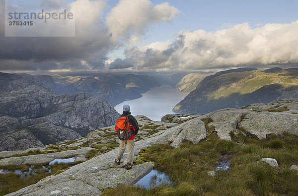 Wandererin blickt über den Lysefjord  Rogaland  Norwegen