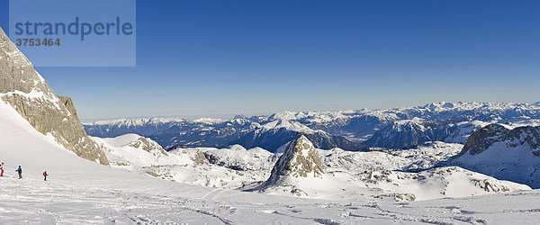 Der verschneite Dachsteingletscher und der Berg Schöberl (2426m) rechts daneben Simonyhütte  Dachstein  Steiermark  Österreich