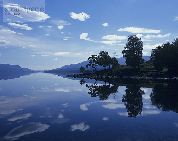 Wolken spiegeln sich im Wasser des Loch Ranoch  Schottland  Großbritannien