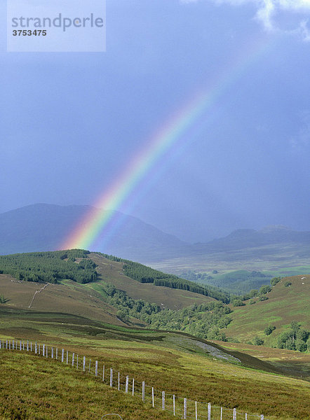 Regenbogen nach einem Gewitter  Hügellandschaft beim Loch Tarft  Suidhe  Schottland  Großbritannien