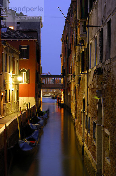 Blick auf Gondeln im Wasser bei abendlicher Stimmung  Venedig  Venezien  Italien