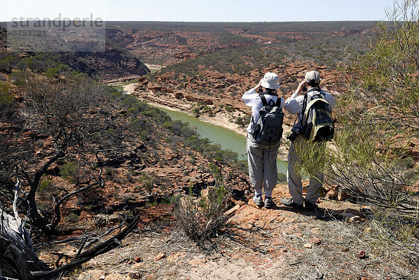 Wanderer mit Feldstechern am Murchison River  Kalbarri National Park  Western Australia  Australien