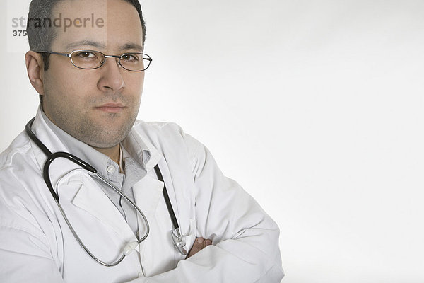 Arzt mit Stethoskop in entspannter Haltung