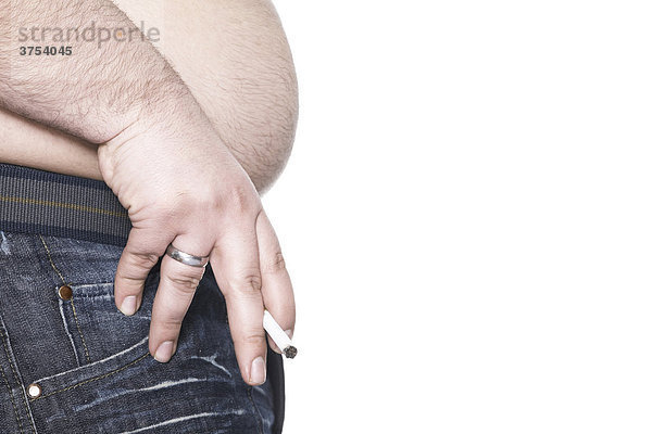 Mann hält Zigarette zwischen seinen Fingern und präsentiert seinen wohlgeformten Bauch