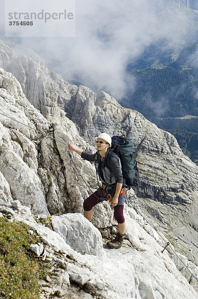 Bergsteiger am Klettersteig im Civetta-Massiv  Dolomiten  Italien