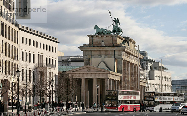 Blick auf das Brandenburger Tor mit dem Neubau der amerikanischen Botschaft (im Hintergrund) am Platz des 18. März  Berlin  Deutschland