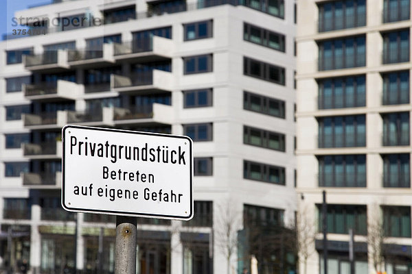 Privatgrundstück-Hinweisschild in Berlin Mitte  Berlin  Deutschland