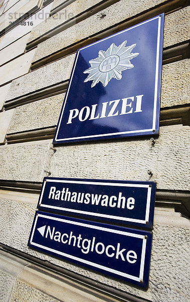 Rathauswache der Hamburger Polizei mit Hinweis auf Nachtglocke  Hamburg  Deutschland  Europa