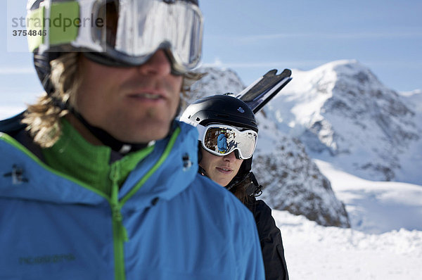 Zwei Skifahrer  Snowboardfahrer  Close up  Spiegelung  Skibrille  hinten Berge  St. Moritz  Diavolezza  Schweiz  Europa