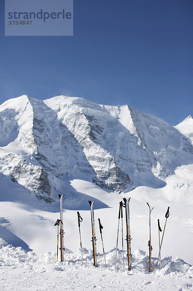 Skier  Schnee  hinten Berge  St. Moritz  Diavolezza  Schweiz  Europa