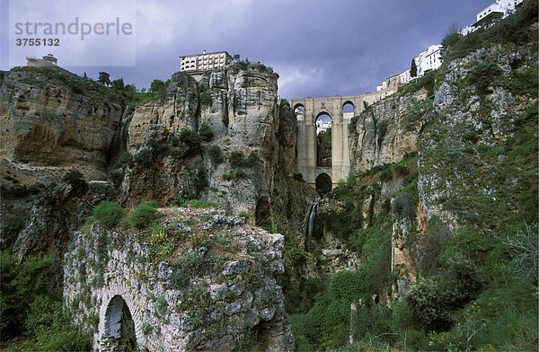 Arco Arabe und Puente Nuevo  Ronda  Provinz Malaga  Andalusien  Spanien