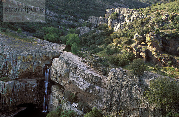 Wasserfall Cascada La Cimbarra  Rio Guarrizas bei Aldeaquemada  Sierra Morena  Provinz Jaen  Andalusien  Spanien