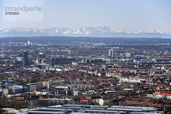 Blick vom Fernsehturm Olympiaturm über Neuhausen zur Alpenkette mit Zugspitze  München  Bayern  Deutschland  Europa