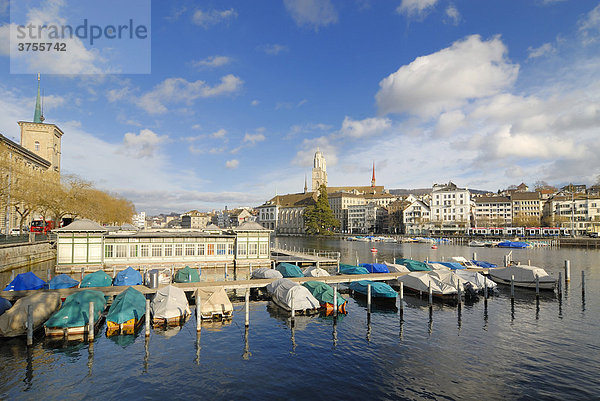 Zürich - Anleger am Ufer der Limmat und das historische Frauenbad - Schweiz  Europa.