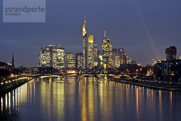 Skyline von Frankfurt am Main aus dem Osten  Frankfurt am Main  Hessen  Deutschland