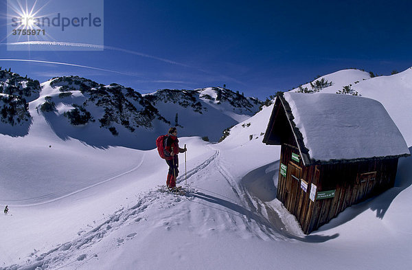 Schneeschuhgeherin an einer Unterstandshütte im Hirzkar  Dachstein-Gebiet  Steiermark  Österreich  Europa