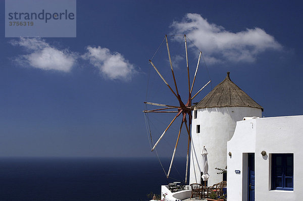 Windmühle in Oia  Santorin  Kykladen  Griechenland