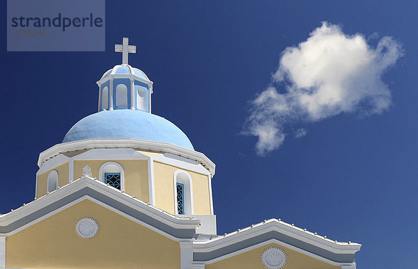 Kirche vor blauem Himmel  Oia  Santorin  Griechenland