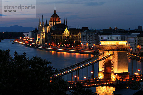 Kettenbrücke (Szechenyi lanchid) bei Nacht  Budapest  Ungarn