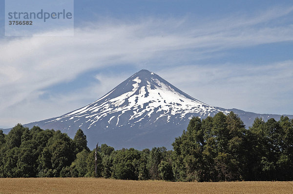 Verschneiter Gipfel des Osorno Vulkanes Chile
