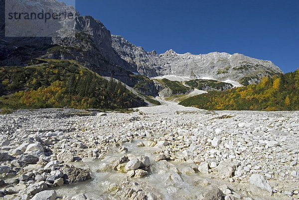 Im Loch  dahinter Kaltwasserkarl  oberhalb von Kleinem Ahornboden Karwendelgebirge  Tirol  Österreich  Europa