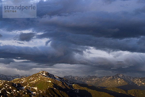 Gewitter über den Tuxer Voralpen (links Gilfet) Tuxer Voralpen  Tirol  Österreich  Europa