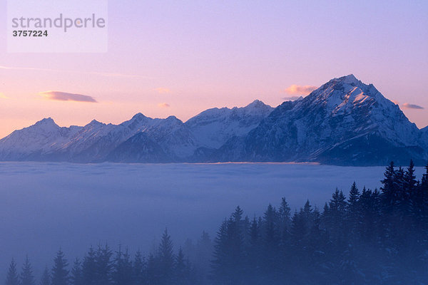 Unterinntal  dahinter Karwendelgebirge  Tirol  Österreich  Europa