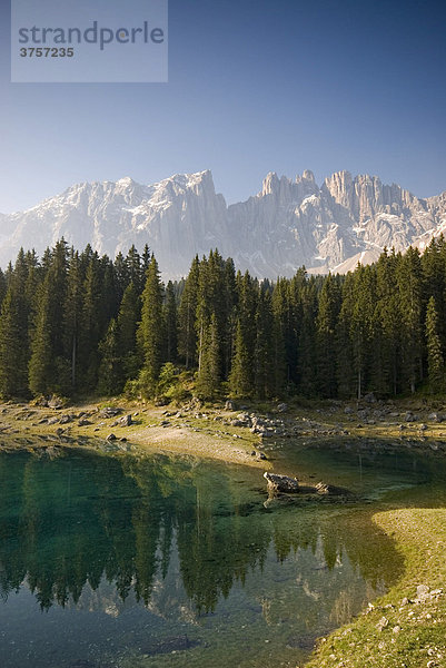 Karersee und Latemar-Gruppe  Südtirol  Italien  Europa