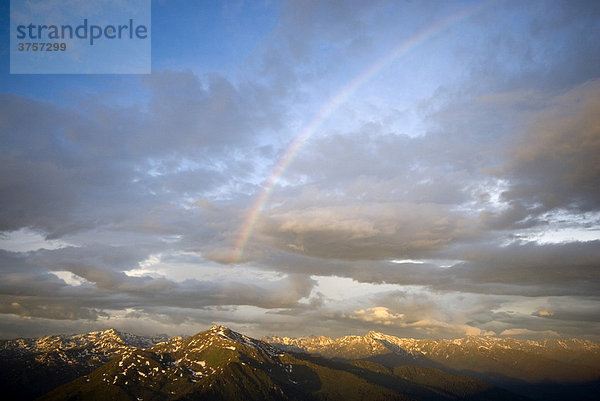 Regenbogen über dem Gilfert Tuxer Voralpen  Tirol  Österreich  Europa