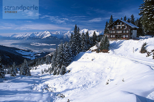 Alpengasthof Loas  dahinter Inntal und Karwendelgebirge  Schwaz  Tirol  Österreich  Europa