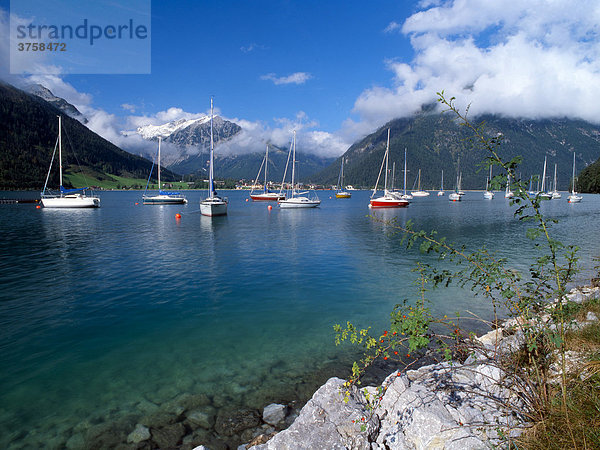 Segelschiffe am Achensee  dahinter Pertisau und Karwendelgebirge  Tirol  Österreich  Europa