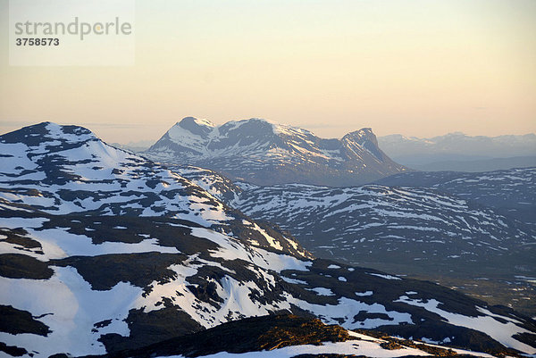 Weite einsame Fjellandschaft mit Schneeresten Abisko Nationalpark Lappland Schweden