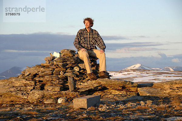 Einsamer Bergsteiger auf dem Gipfel eines Berges  Abisko Nationalpark  Lappland  Schweden