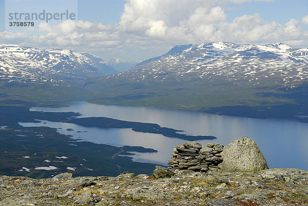 Weiter Blick vom Gipfel eines Berges auf den See Torneträsk  Abisko Nationalpark  Lappland  Schweden