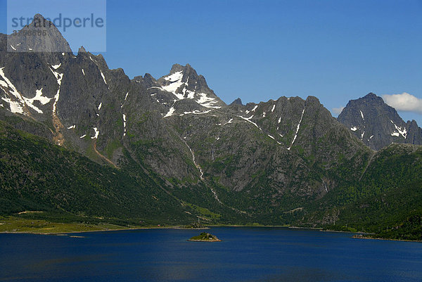 Steile spitze  felsige Berge am Ende eines Fjords  Lofoten  Norwegen