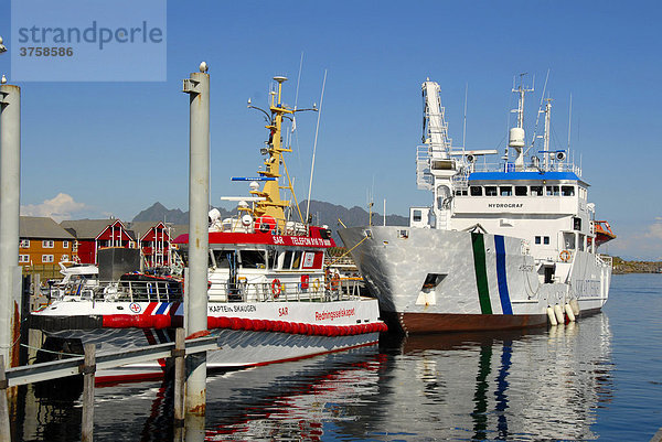 Zwei Schiffe  Rettungsboot SAR im Hafen von Kabelvag  Lofoten  Norwegen