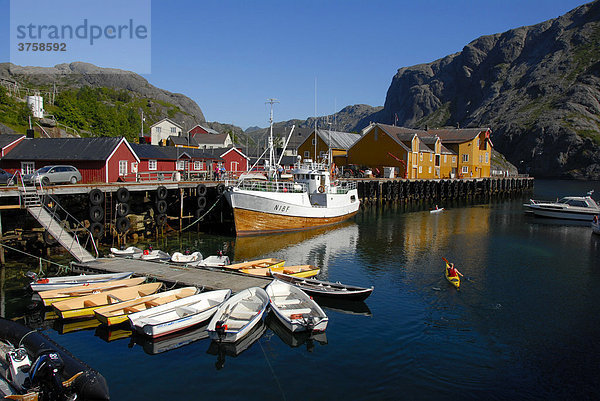 Boote und Schiff im kleinen Hafen von Nusfjord  Lofoten  Norwegen  Skandinavien
