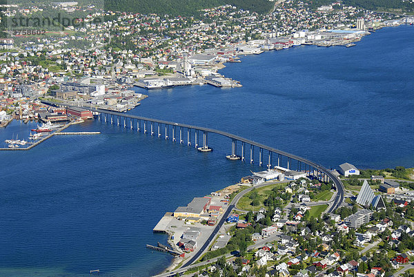 Blick vom Storsteinen auf die Stadt Tromsö mit Brücke über den Sund  Norwegen  Skandinavien