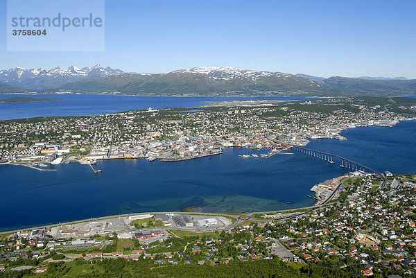 Blick vom Storsteinen auf die Stadt und die weite Umgebung von Tromsö  Norwegen