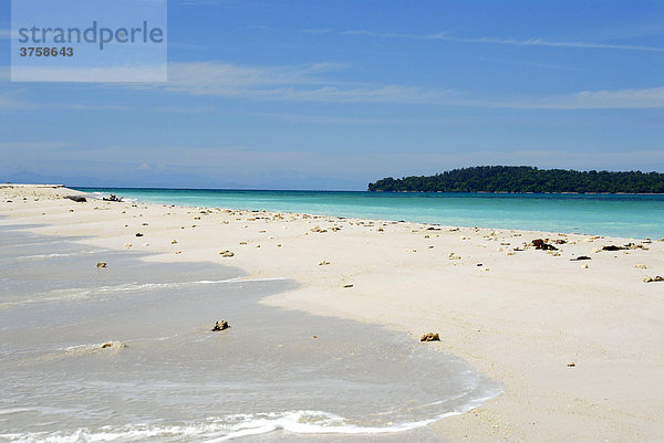 Feiner weißer Sandstrand mit blauem Meer  Pulau Tiga  Sabah  Borneo  Malaysia  Südostasien  Asien