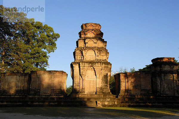 Alter Khmer Tempel im Abendlicht  Angkor  Kambodscha  Südostasien  Asien