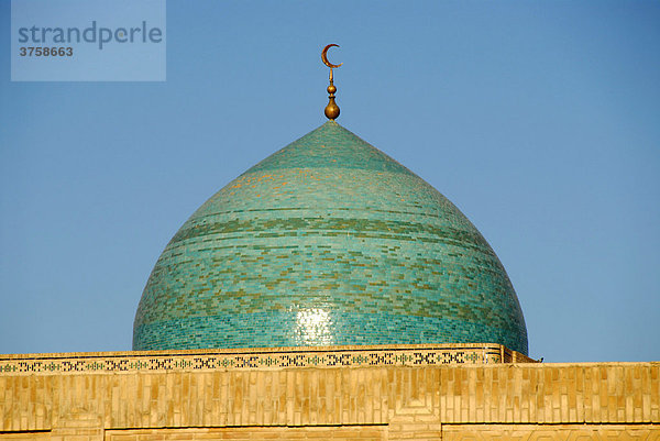Türkis blau leuchtende große Kuppel der Moschee Kalon  Buchara  Usbekistan  Asien