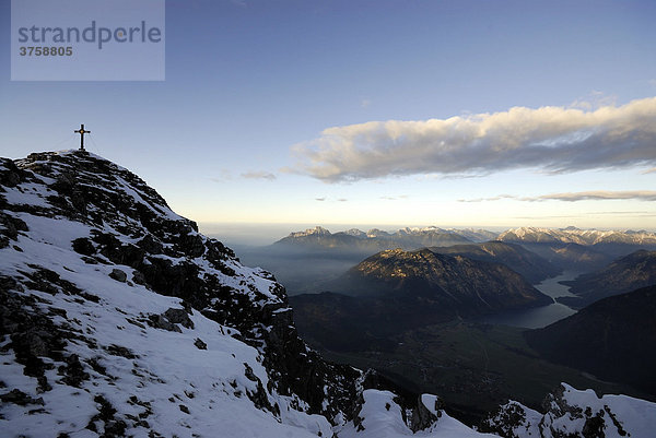 Sonnenuntergang im Winter mit Ammergauer Alpen  Berwang  Tirol  Österreich