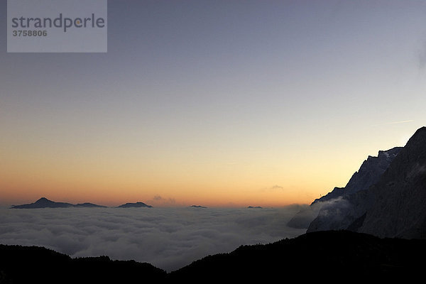 Sonnenaufgang über Wolkenmeer mit Zugspitzbahn  Ehrwald  Tirol  Österreich