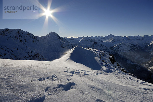 Allgäuer Alpen bei Gegenlicht im Winter  Schattwald  Tanheimer Tal  Tirol  Österreich