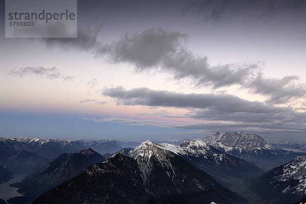 Ammergauer Berge im letzten Licht  Berwang  Tirol  Österreich