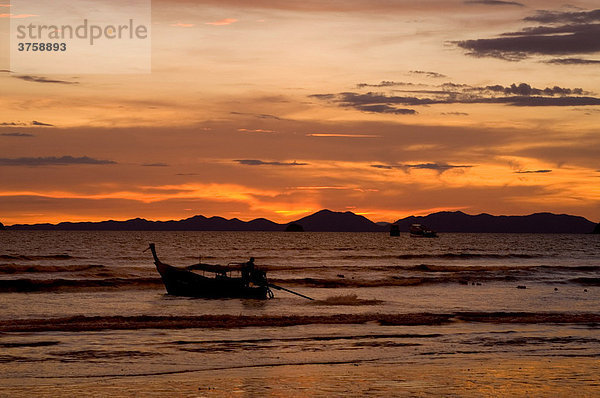 Sonnenuntergang mit Langboot  Ao Nang  Thailand  Asien