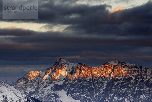 Zugspitze im Abendlicht  Berwang  Tirol  Östereich