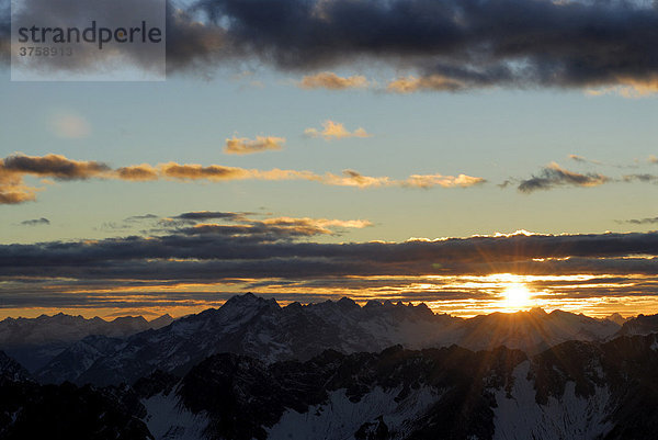 Sonnenuntergang über den Allgäuer Alpen  Berwang  Tirol  Östereich